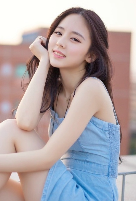 漂亮长发女孩楼顶写真清新唯美